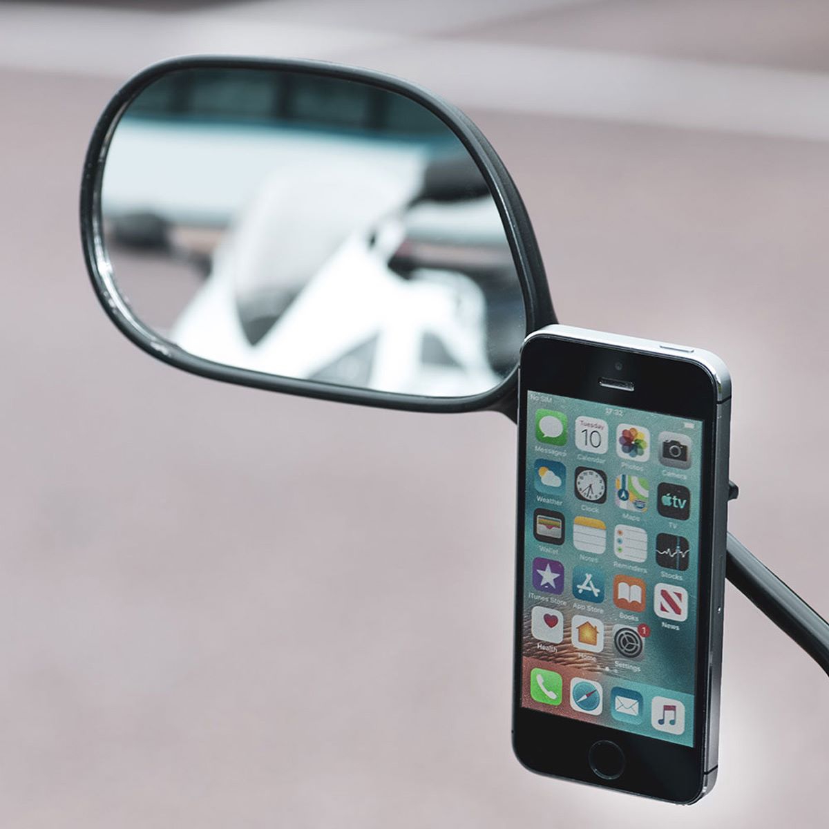 Support de smartphone sur rétroviseur de moto et scooter