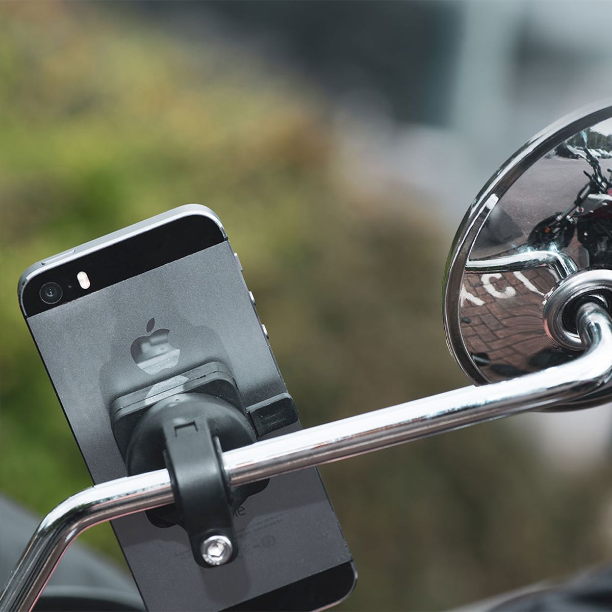 Support de smartphone sur rétroviseur de moto et scooter