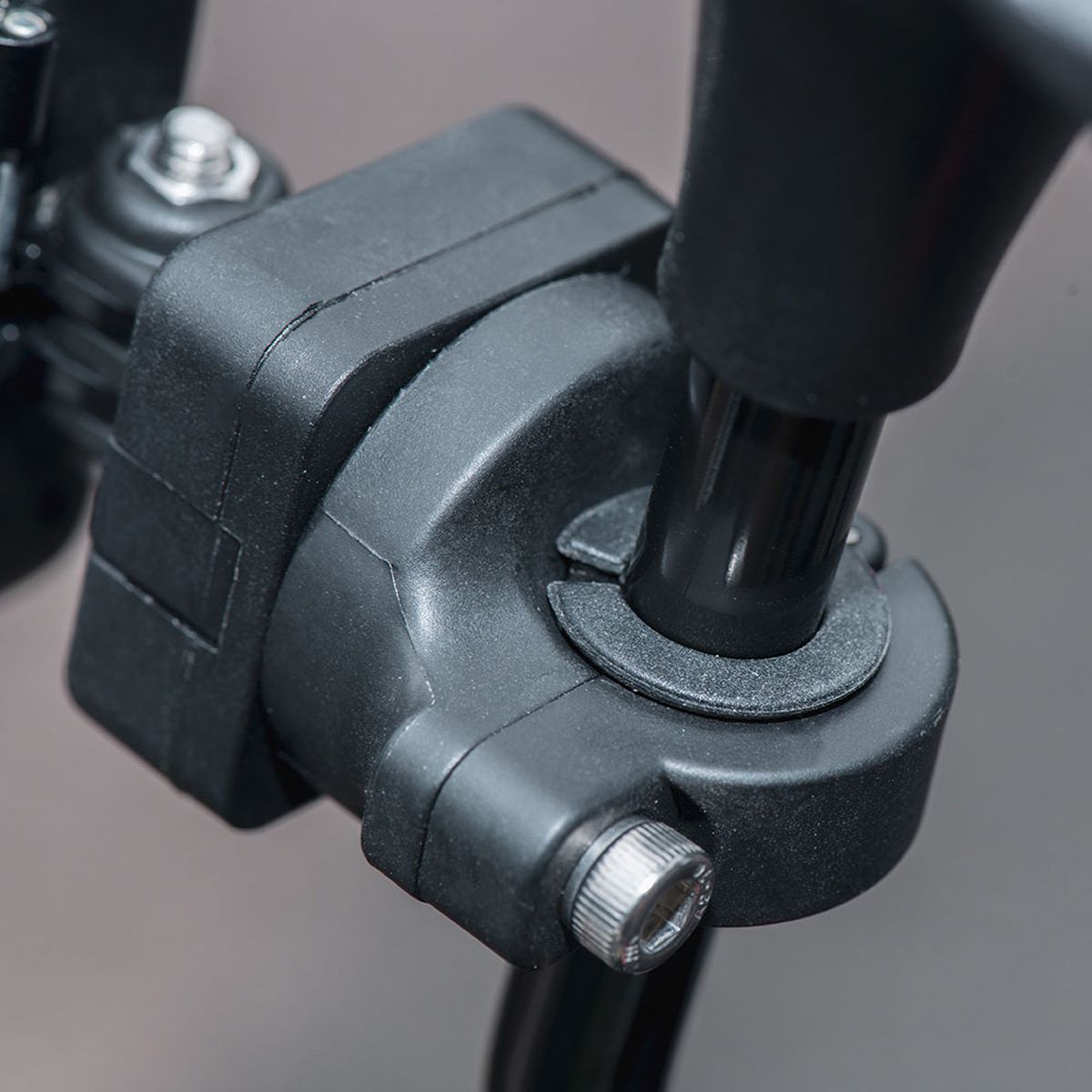 Support de smartphone sur rétroviseur de moto et scooter