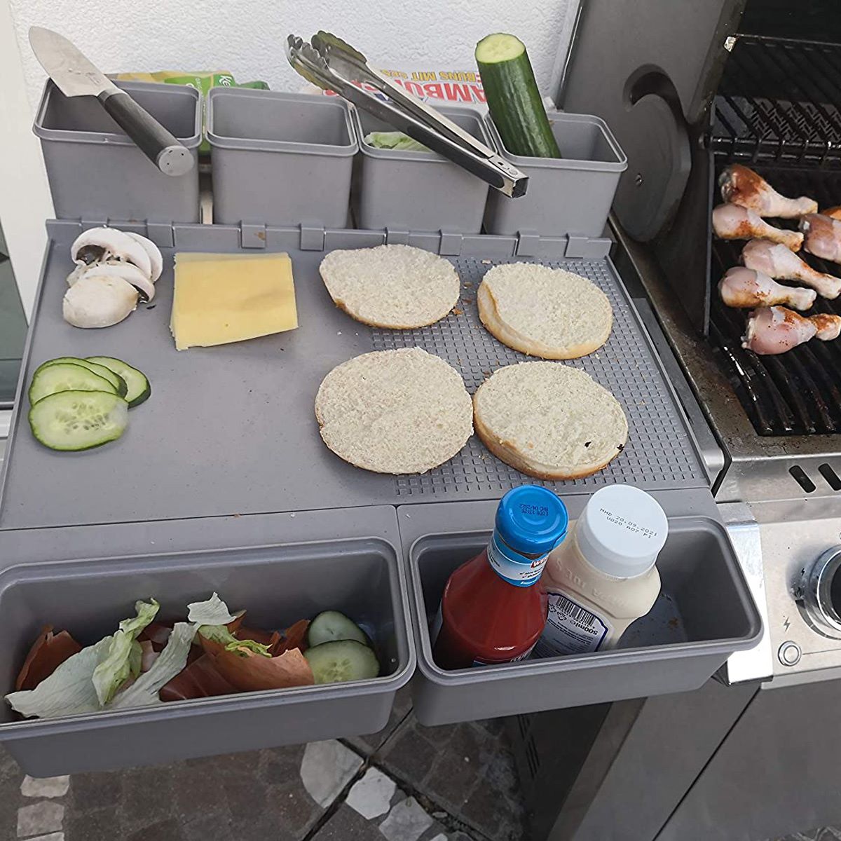 Planche à découper grise pour barbecue et camping avec 4 gobelets et 2 bacs